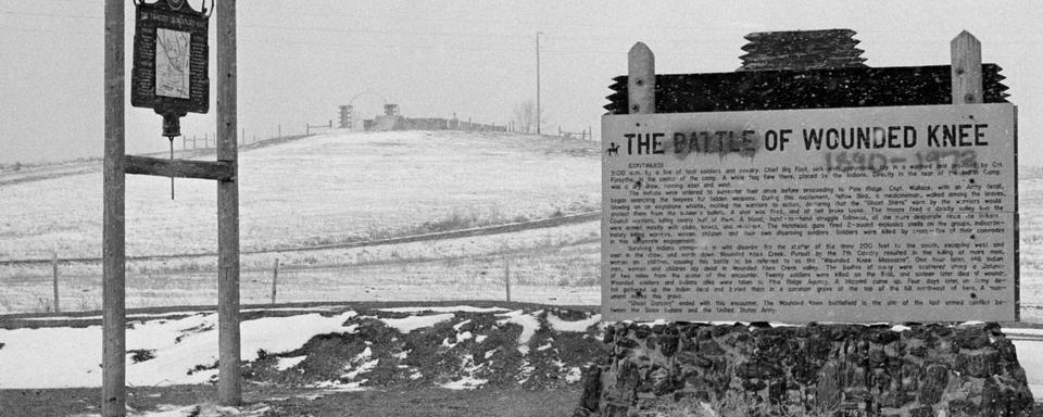 WOUNDED KNEE marque historique. [Keystone - ©AP Photo/Jim Mone]