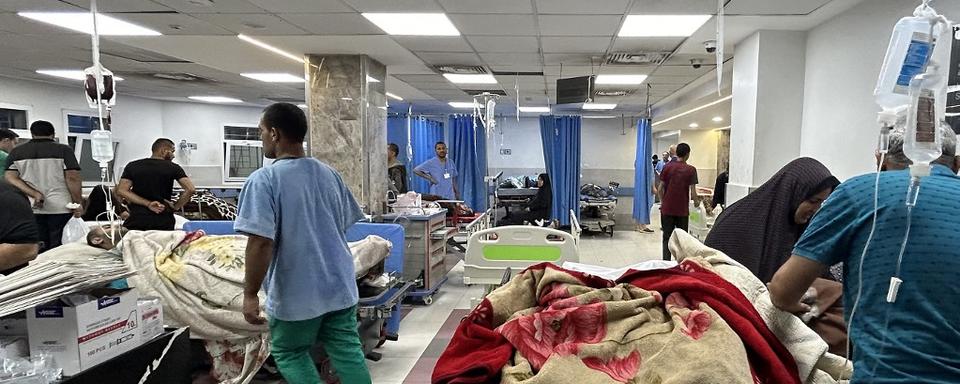 Des patients et du personnel médical sont photographiés à l'hôpital Al-Shifa dans la ville de Gaza le 10 novembre 2023. [AFP]