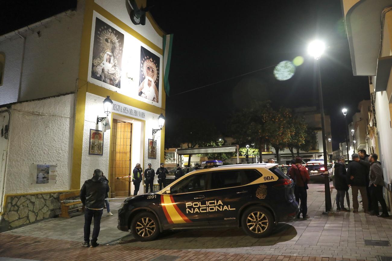 Des membres de la police nationale espagnole se tiennent près de l'église San Isidro à Algésiras, dans le sud de l'Espagne, le 25 janvier 2023. [Keystone - EPA/A. Carrasco Ragel]