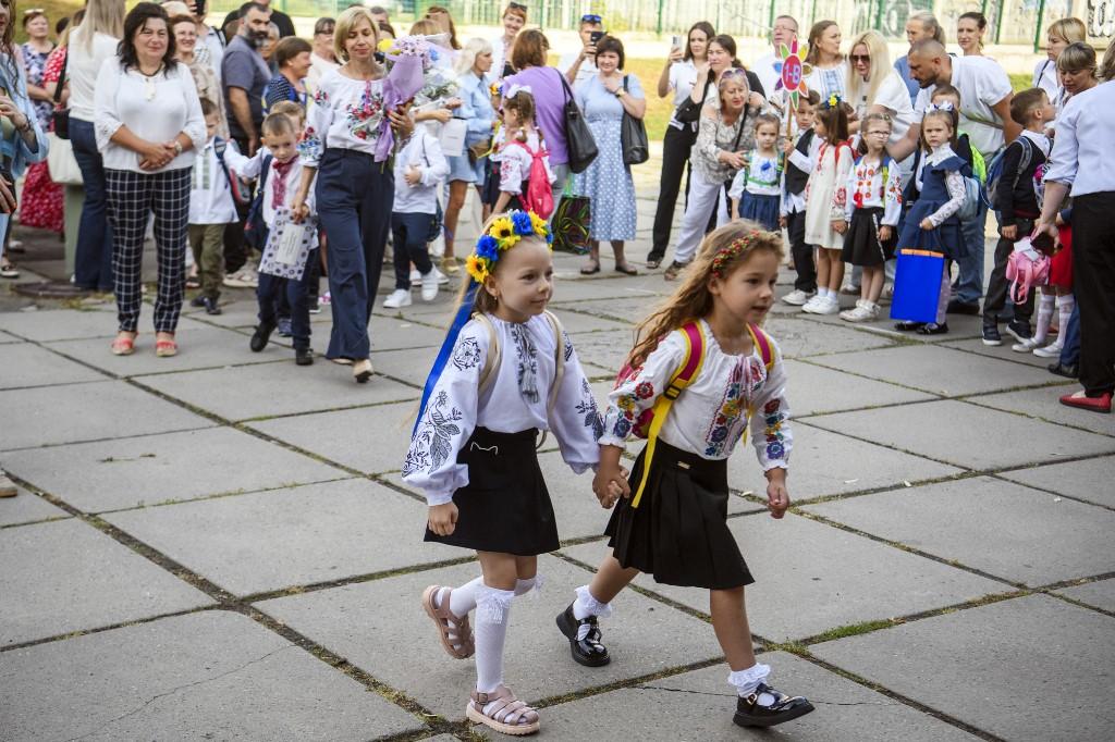 Plus de 3,6 millions d'enfants ukrainiens, dont 400'000 déplacés à l'étranger, font leur rentrée des classes vendredi. [NurPhoto via AFP - Maxym Marusenko]