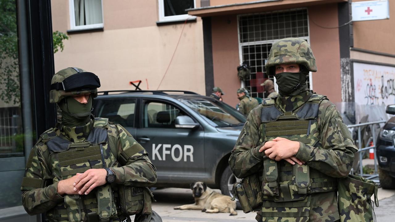 L'Otan est prête à renforcer la présence des unités de la Kfor, son unité de maintien de la paix au Kosovo. [Keystone - Georgi Licovski/EPA]