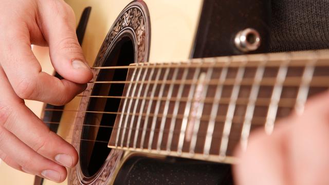 Alors que l’instrument était déclaré moribond il y a à peine une décennie, la guitare connaît un spectaculaire regain d’intérêt. [Depositphotos]