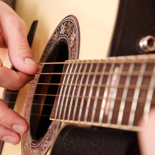 Alors que l’instrument était déclaré moribond il y a à peine une décennie, la guitare connaît un spectaculaire regain d’intérêt. [Depositphotos]