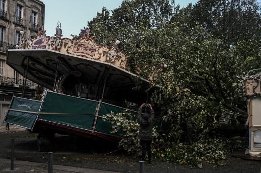 A Rochefort, un arbre s'est abattu sur l'emblématique carrousel de la place Colbert. [AFP - Philippe Lopez]
