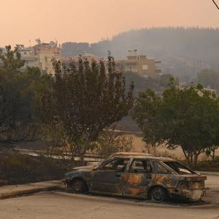 Des voitures brûlées dans le village de Palagia, au nord de la Grèce. [Keystone/EPA - Dimitris Alexoudis]