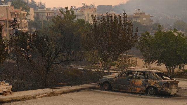 Des voitures brûlées dans le village de Palagia, au nord de la Grèce. [Keystone/EPA - Dimitris Alexoudis]