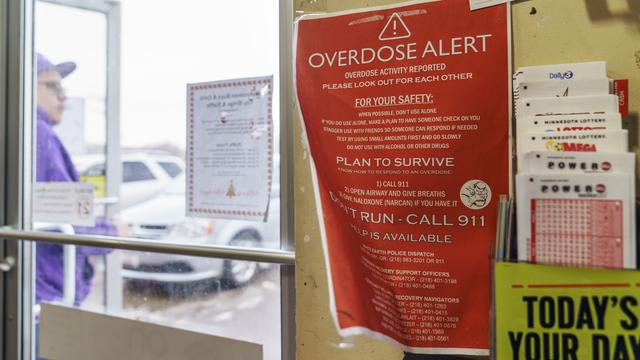 Un panneau attirant l'attention sur les surdoses de drogues est affiché sur la porte d'une station-service de la réserve de White Earth à Ogema (Minnesota), le mardi 16 novembre 2021. [Keystone - AP Photo/David Goldman]