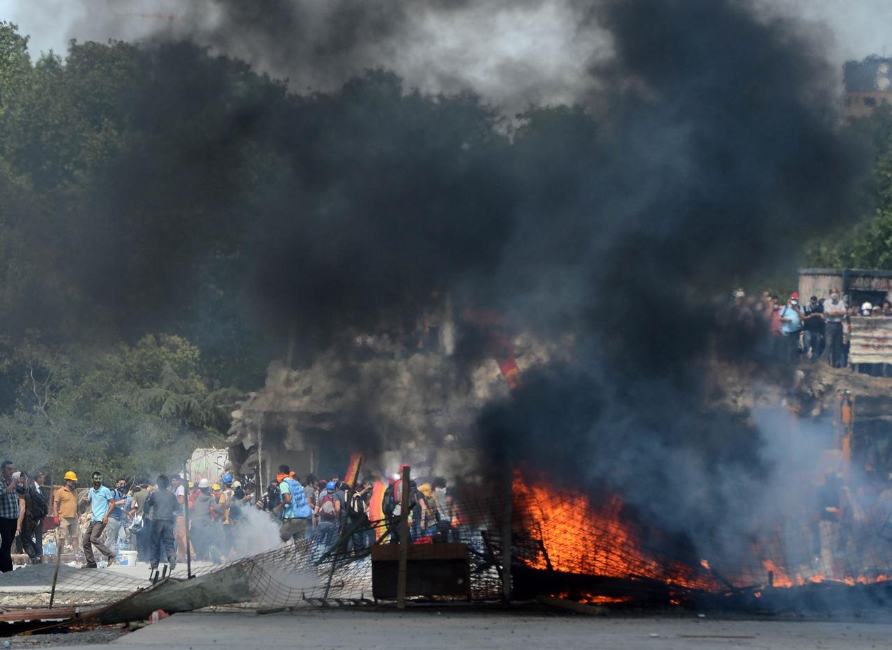 Après quinze jours d'occupation, le parc Gezi à Istanbul a été évacué par la police à grand renfort de gaz lacrymogène et canons à eau. [Anadolu Agency/AFP - Metin Pala]