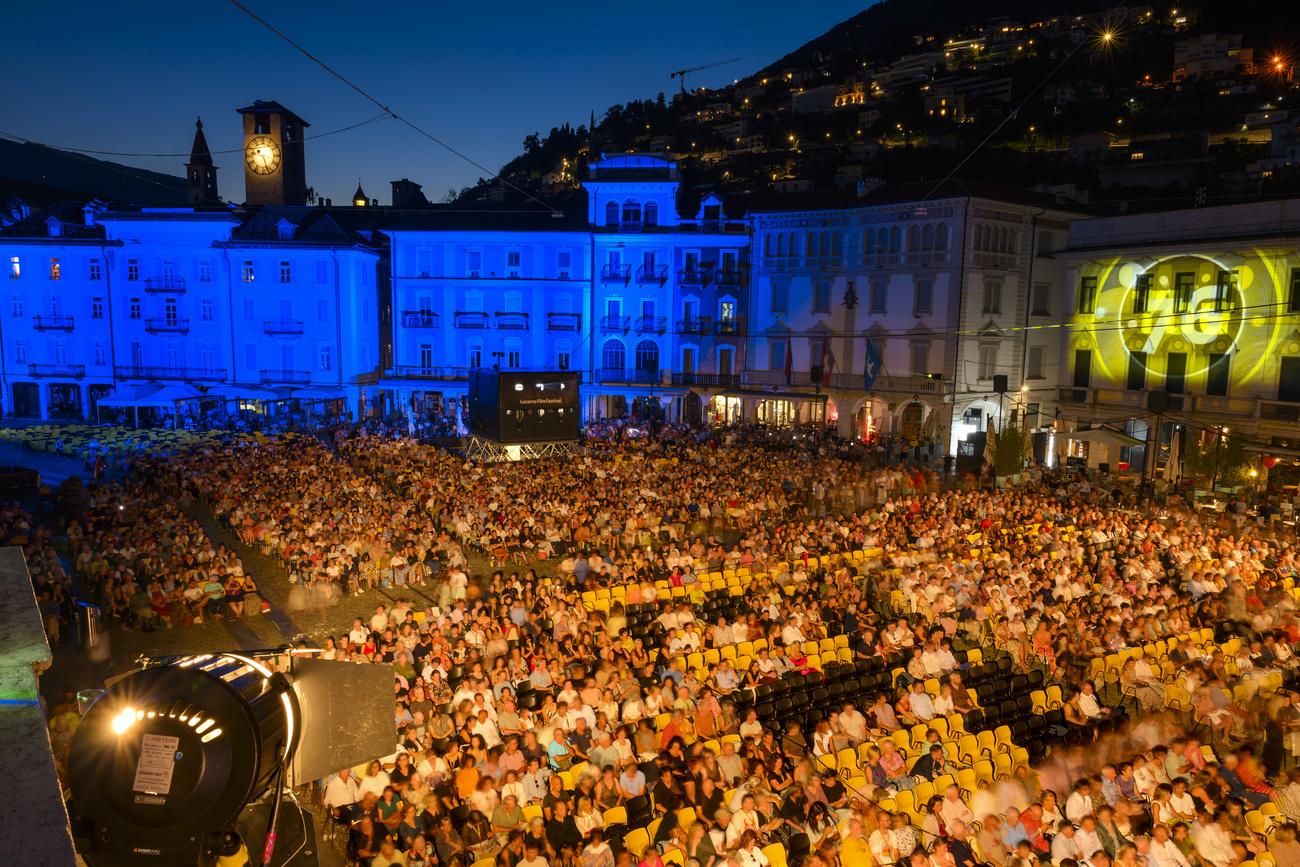 Les spectateurs de la Piazza Grande de Locarno lors du festival international du film le 11 août 2023. [Keystone - Jean-Christophe Bott]