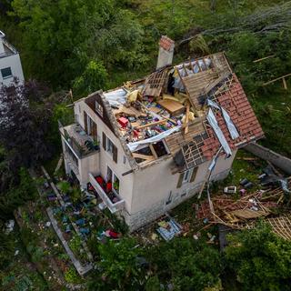 Des dégâts à cause de la tempête à La Chaux-de-Fonds en juillet 2023. [AFP - Fabrice Coffrini]