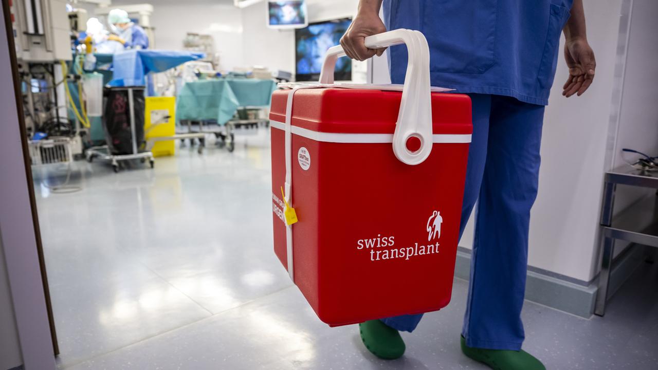 Le nombre de donneurs et de receveurs d'organes est resté stable en 2022. [Keystone - Martial Trezzini]