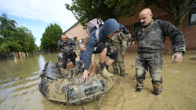 Des personnes sont secourues à Faenza, en Italie, le 18 mai 2023. Les pluies exceptionnelles qui se sont abattues mercredi ont fait sortir les rivières de leur lit, tuant au moins neuf personnes. [Keystone - AP Photo/Luca Bruno]