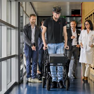 Une équipe de scientifiques du CHUV et de l'EPFL refait marcher un patient paraplégique par la "pensée". [Keystone - Jean-Christophe Bott]