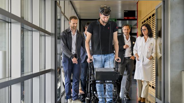 Une équipe de scientifiques du CHUV et de l'EPFL refait marcher un patient paraplégique par la "pensée". [Keystone - Jean-Christophe Bott]