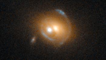 Le quasar SDSS J0919+2720 et sa galaxie hôte elliptique permettent d'observer, grâce au phénomène de lentille gravitationnelle, la galaxie lointaine qui se trouve derrière. [NASA/ESA - F. Courbin (EPFL)]