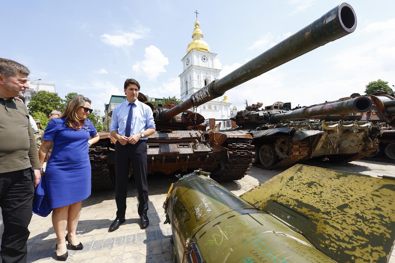 Le Premier ministre canadien Justin Trudeau (d.) et sa ministre des Finances Chrystia Freeland visitent une exposition de véhicules militaires détruits à Kiev. [Keystone/EPA/Pool - Valentyn Ogirenko]