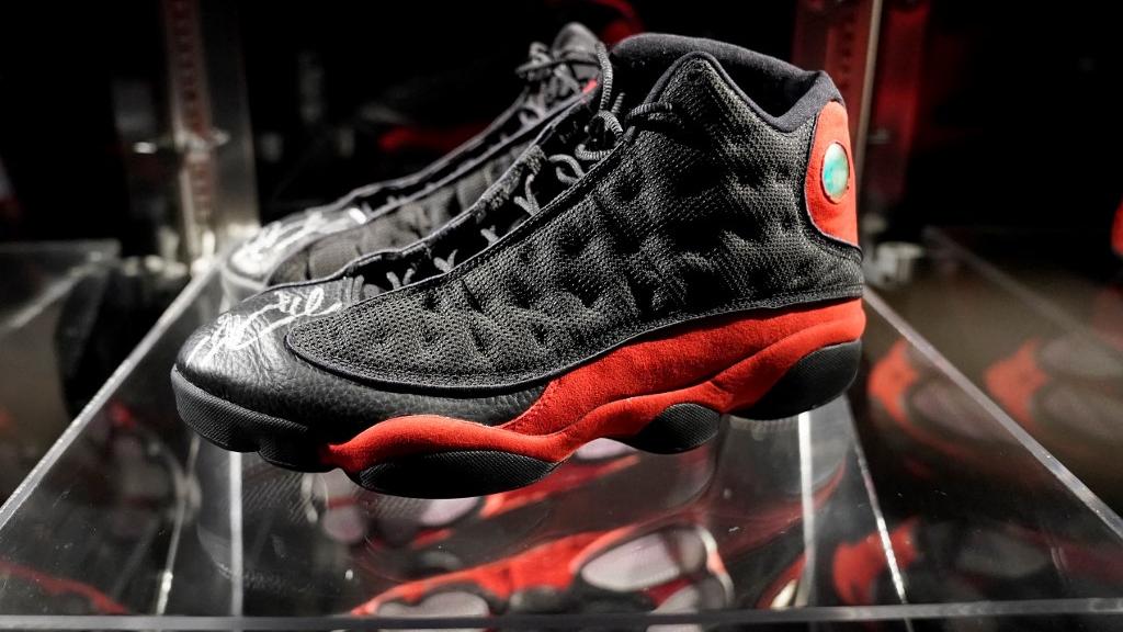 Des baskets portées par Michael Jordan ont été vendues pour un montant record de 2,2 millions de dollars. [AFP - Timothy A. Clary]
