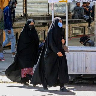 Des femmes afghanes dans une rue de Kaboul. [Keystone/EPA - Samiullah Popal]