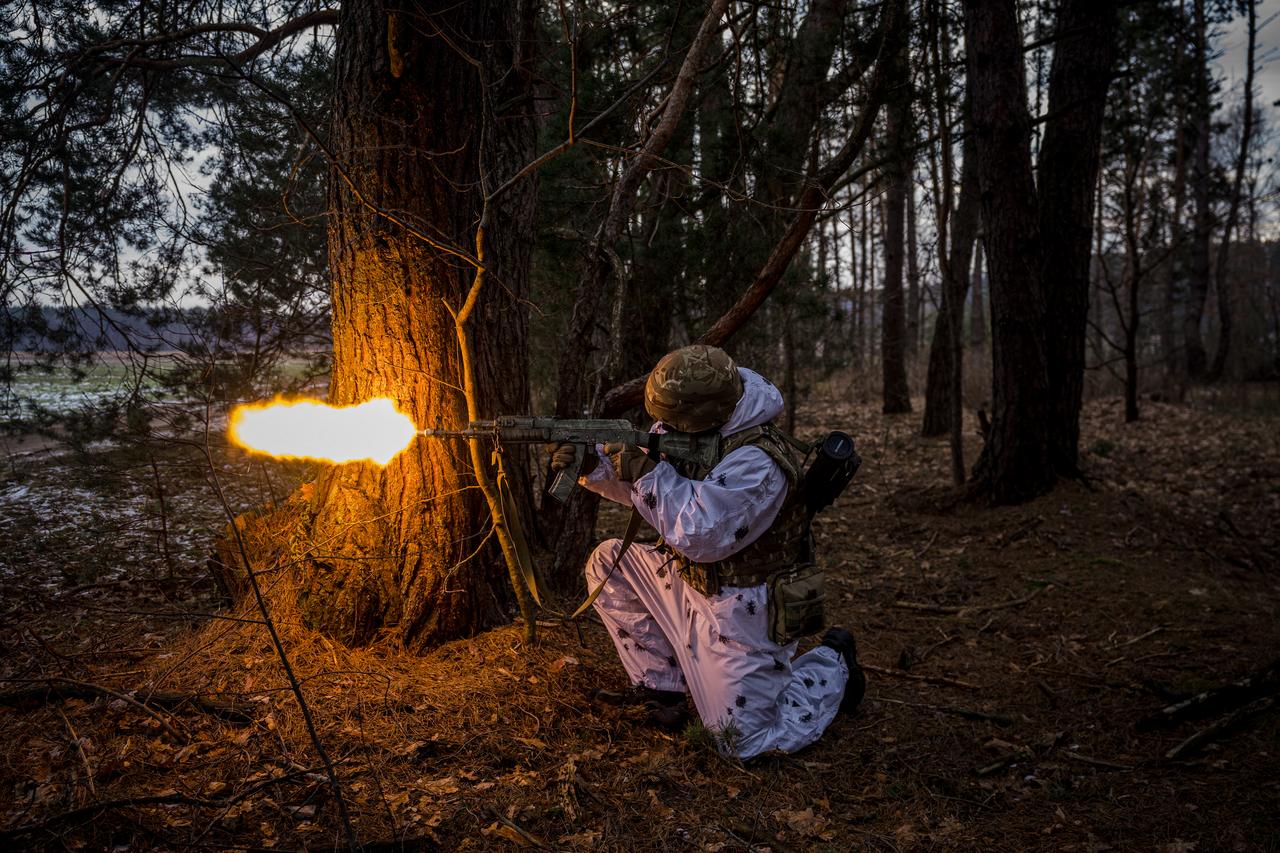 Un soldat ukrainien fait feu dans une région frontalière avec la Biélorussie. [AFP - Dimitar Dilkoff]