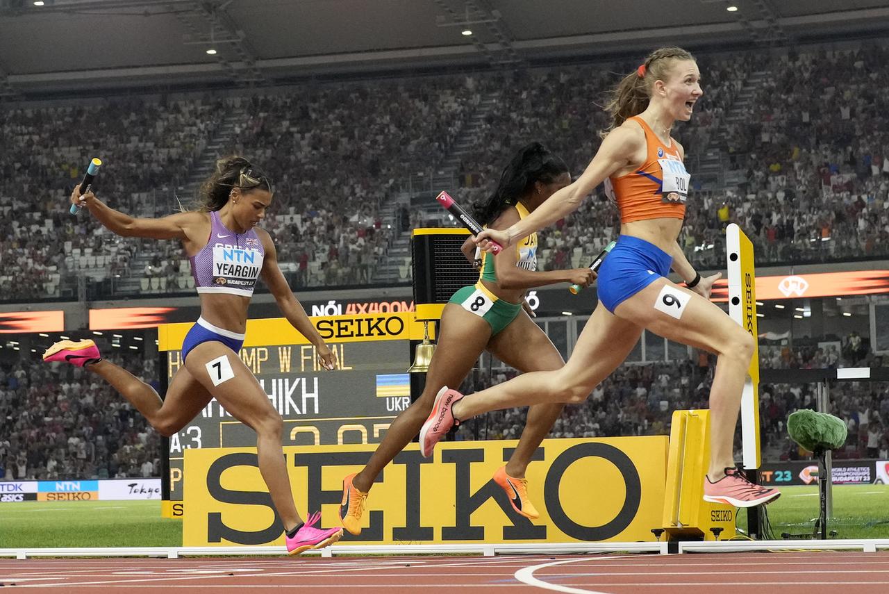 Femke Bol (droite) laisse éclater sa joie au moment de franchir victorieusement la ligne d'arrivée. [KEYSTONE - Petr David Josek]