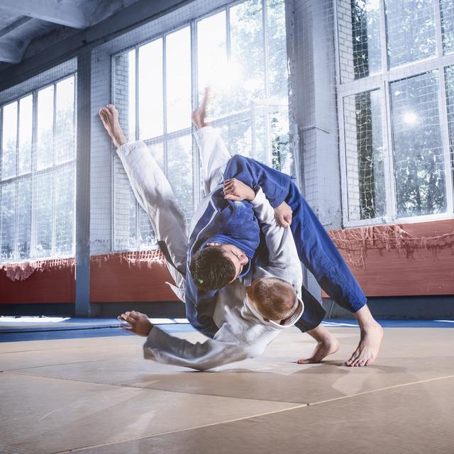 Deux combattants de judo faisant preuve d'habileté technique tout en pratiquant les arts martiaux dans un club de combat. [Depositphotos - ©vova130555@gmail.com]