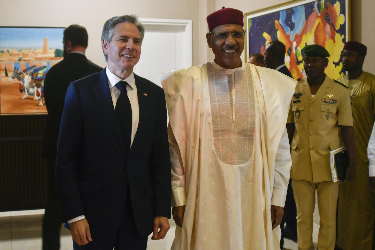 Le président du Niger Mohamed Bazoum en compagnie du secrétaire d'Etat américain Antony Blinken, le 16 mars 2023 lors d'une rencontre à Niamey. [Keystone - Boureima Hama]
