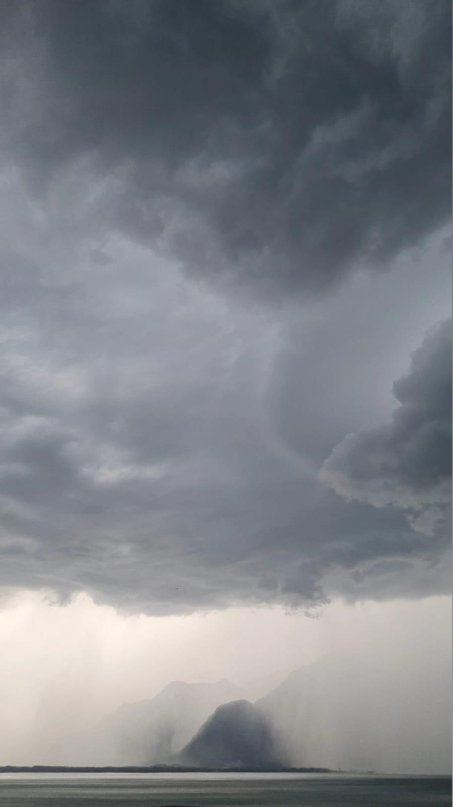 Une image de l'orage prise depuis Montreux (VD). [RTS - Hélène Krähenbühl]