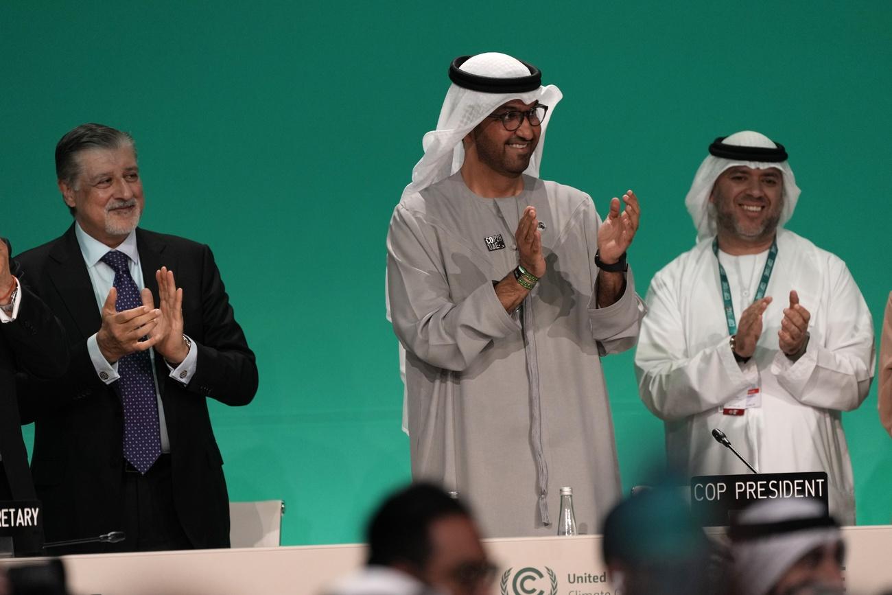 Les pays de la COP28 approuvent l'accord sur la "transition hors des combustibles fossiles" [AP photo / Keystone - Kamran Jebreili]