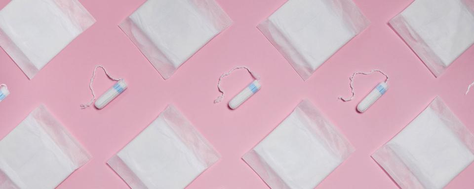 Des tampons et serviettes hygiéniques sur un fond rose. [Depositphotos - erstudio]