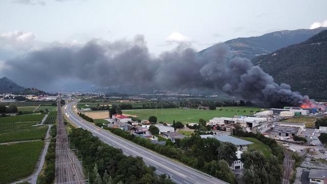 L'incendie à Vétroz a provoqué une épaisse traînée de fumée sombre. [@fearless.raw]