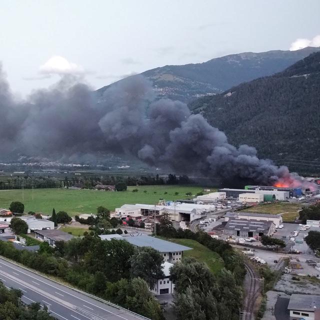 L'incendie à Vétroz a provoqué une épaisse traînée de fumée sombre. [@fearless.raw]