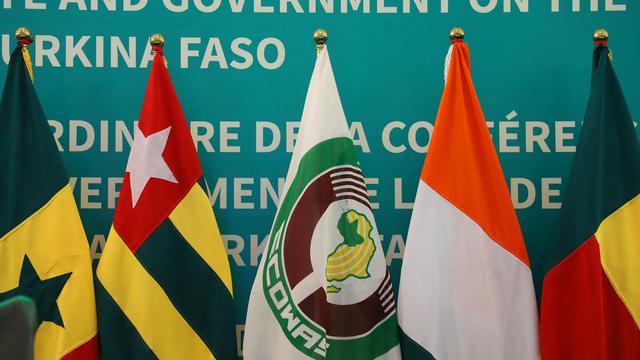 Les drapeaux des Etats membres de la Communauté économique des Etats de l'Afrique de l'Ouest (Cedeao), à Accra (Ghana), le 3 février 2022. [AFP - NIPAH DENNIS]