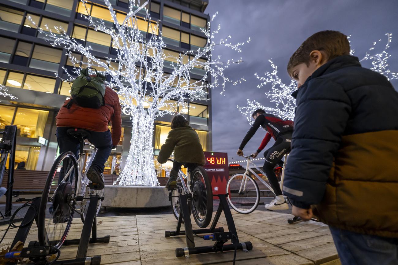 En 2022 à Genève, la population pouvait allumer certaines décorations grâce à des vélos. [Keystone - Martial Trezzini]