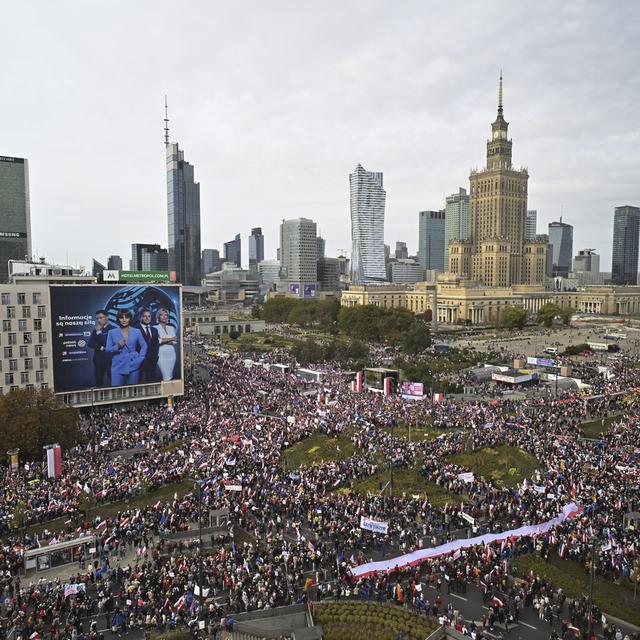 Des centaines de milliers de personnes se sont rassemblées dimanche à Varsovie. [Keystone/AP Photo - Rafal Oleksiewicz]