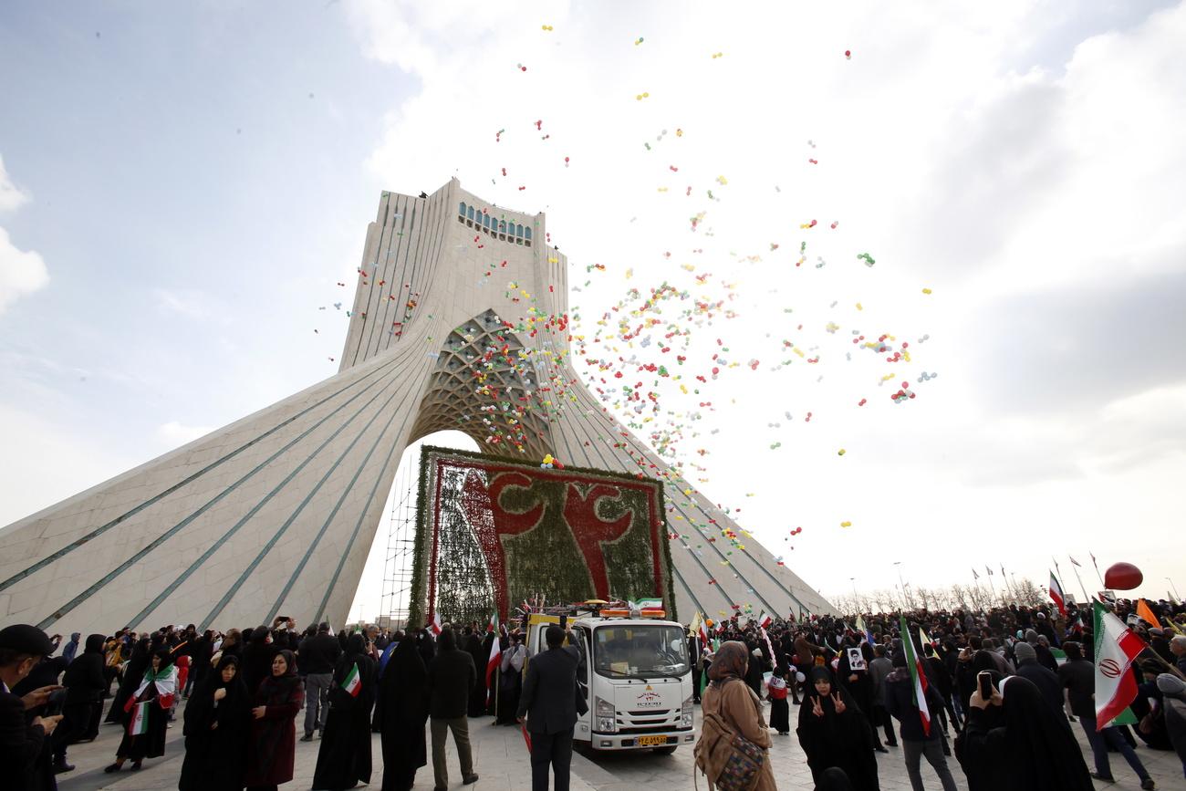Plusieurs milliers de personnes se sont réunies sur la place Azadi ("Liberté") de Téhéran. [Keystone - Abedin Taherkenareh]