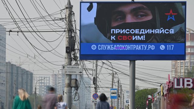 Une annonce de recrutement pour l'armée dans la ville russe d'Omsk. [Reuters - Alexey Malgavko]