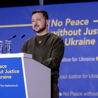 Le président ukrainien Volodymyr Zelensky prononce un discours au Forum mondial de La Haye, Pays-Bas, le 4 mai 2023. [Keystone - Remko de Waal]