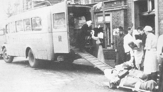 Patientes et patients psychiatriques sont évacués vers des cliniques où ils seront assassinés dans le cadre du programme nazi d'euthanasie. Photo prise en Allemagne et datée d'environ 1942-1944. [Bundesarchiv/Holocaust Encyclopedia - encyclopedia.ushmm.org]