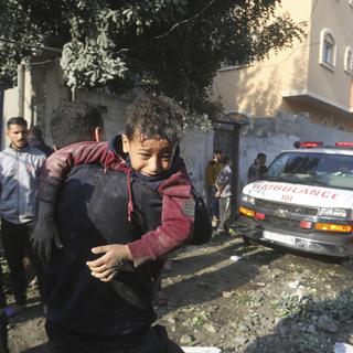 À cause de la reprise des bombardements intensifs de l'armée israélienne à Gaza, la population palestinienne meurtrie et exsangue se préparer à évacuer face à la menace de génocide. [Keystone/AP Photo - Hatem Ali]
