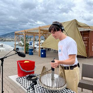 Tom Eichenberger, percussionniste et étudiant à la Haute École de Musique de Genève, joue du Waterphone. [RTS - Mathilde Pelletier]