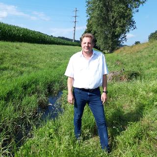 Eric Menel, chef de la section "protection des eaux" au Service fribourgeois de lʹenvironnement dans l'émission On se jette à l'eau du 19 juillet 2023. [RTS - Bastien von Wyss]