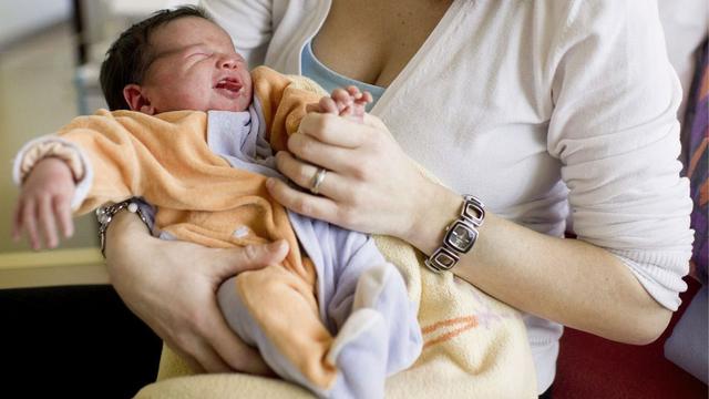 La Suisse a connu une nette baisse de la natalité en 2022. [Keystone - Ennio Leanza]