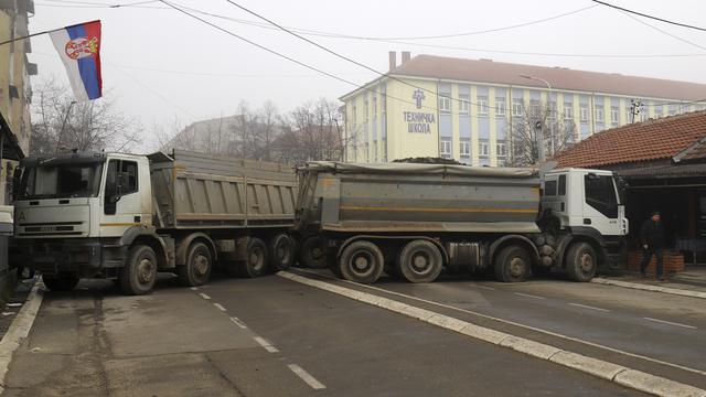 Blocage avec des camions à Mitrovica, au nord du Kosovo [Keystone - AP Photo/Visar Kryeziu]