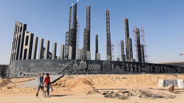 Des ouvriers sur un chantier de construction de la nouvelle capitale administrative (NAC) égyptienne, à quelque 45 kilomètres à l'est du Caire, en Égypte, le 12 septembre 2022. [Keystone - Khaled Elfiqi / EPA]