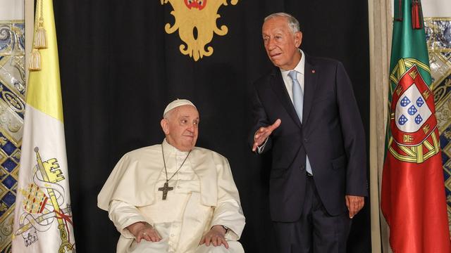 Le pape a été accueilli au Portugal par le président Marcelo Rebelo de Sousa pour les Journées mondiales de la Jeunesse. [Keystone - André Kosters]