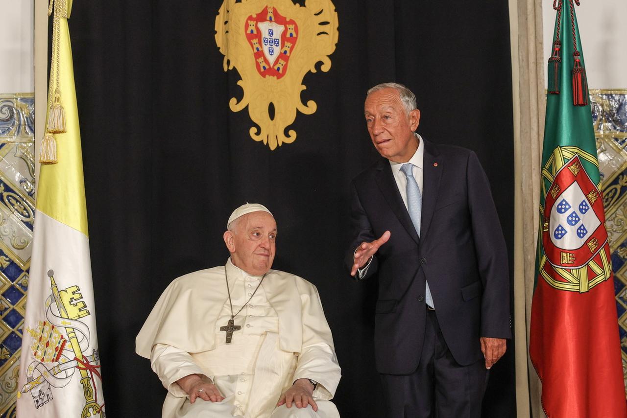 Le pape a été accueilli au Portugal par le président Marcelo Rebelo de Sousa pour les Journées mondiales de la Jeunesse. [Keystone - André Kosters]