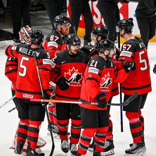 Le Canada célèbre sa victoire lors du match de demi-finale entre le Canada et la Lettonie au Championnat du monde de hockey sur glace 2023, le 27 mai 2023. [Keystone - Kimmo Brant]