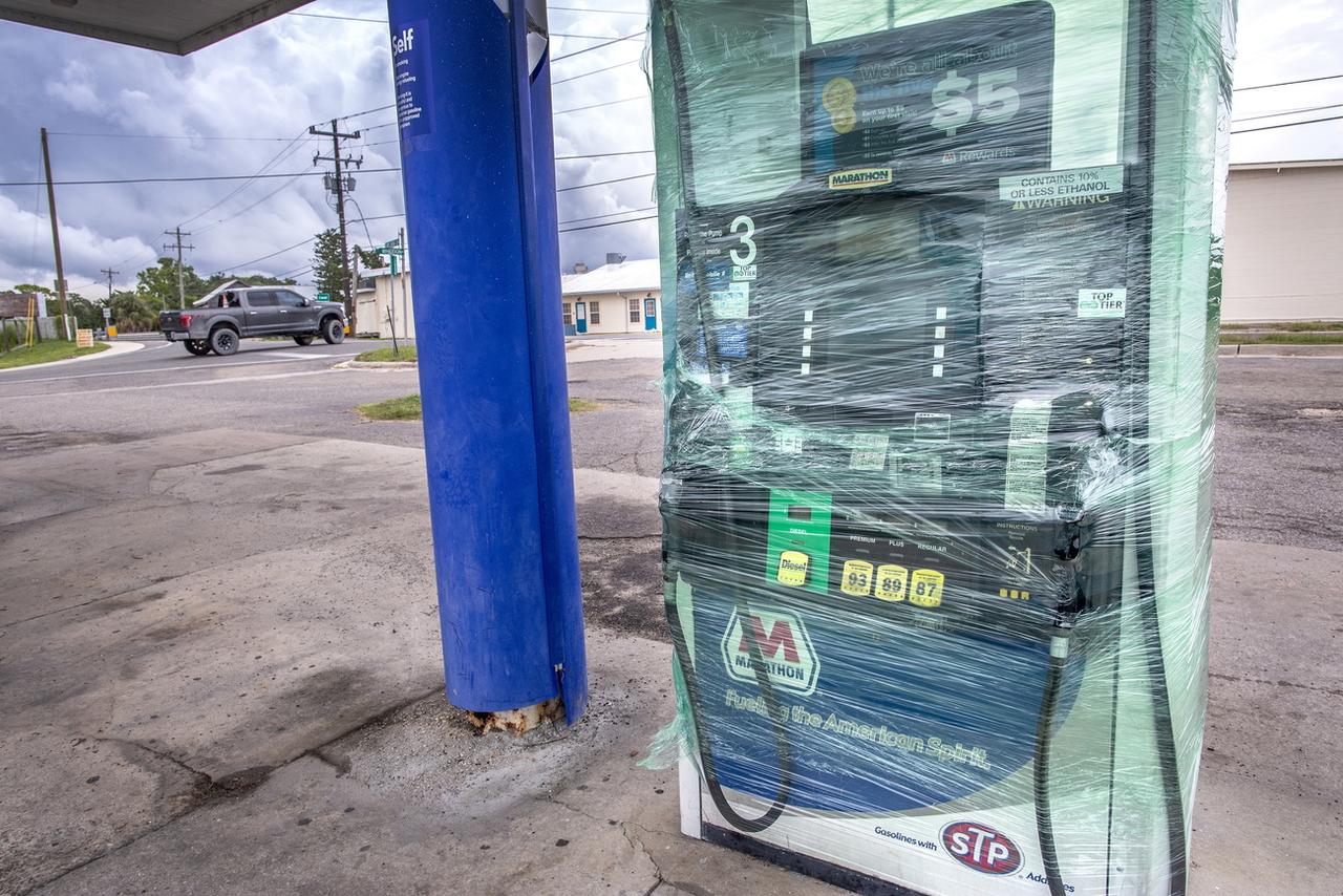 Une station essence enroulée dans du plastique pour se protéger de l'ouragan Idalia [EPA / Keystone - Cristobal Herrera-Ulashkevich]