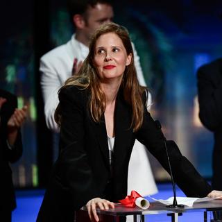 Justine Triet remporte la Palme d'or du Festival de Cannes pour "Anatomie d'une chute". Elle devient la troisième femme à obtenir cette distinction. [AFP - Christophe Simon]