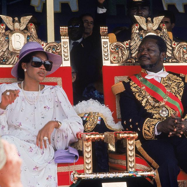 Le président centrafricain Jean-Bedel Bokassa et son épouse Catherine Denguiadé pendant son couronnement impérial d'inspiration napoléonienne organisée le 4 décembre 1977. [Keystone/AP Photo - Str]